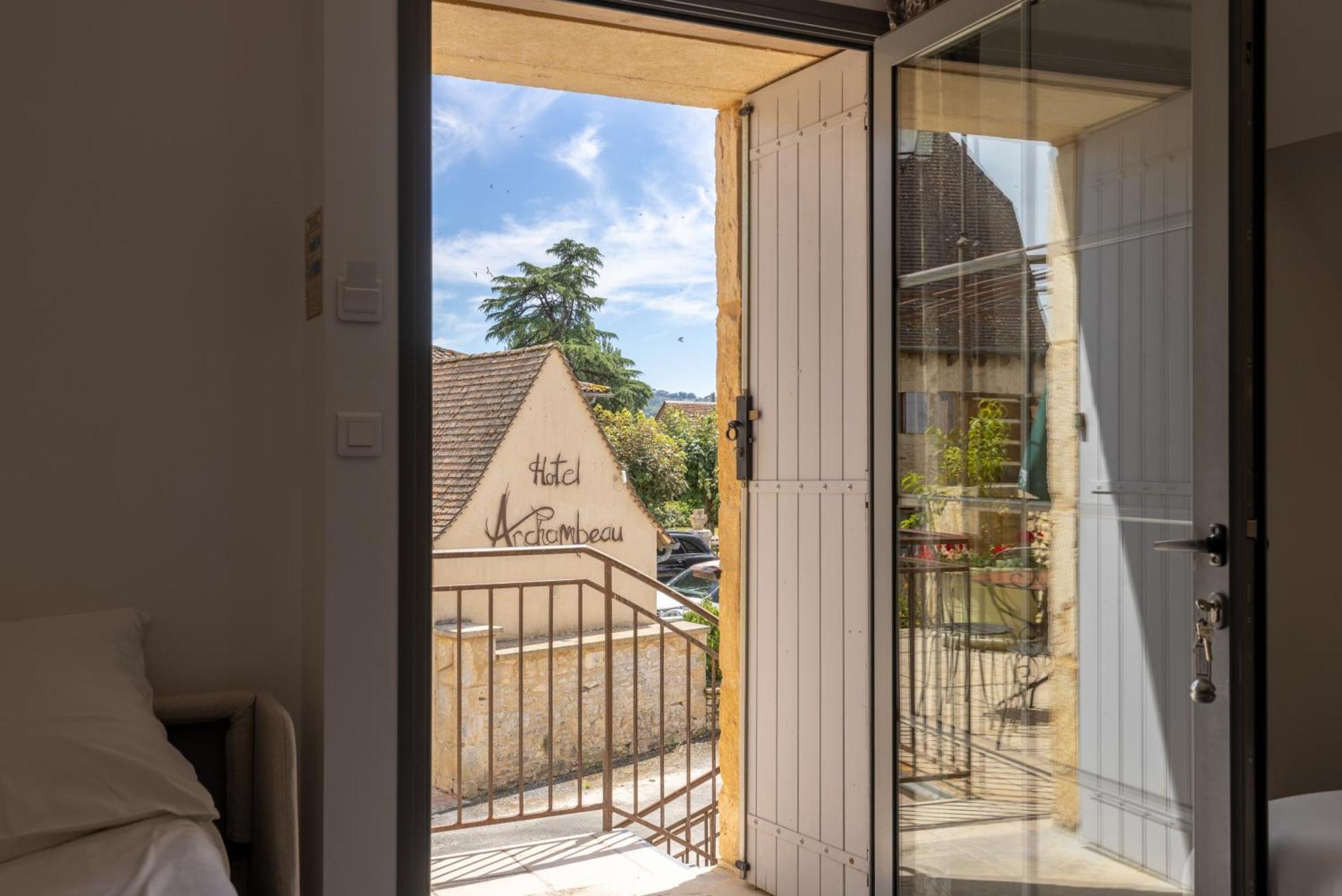 Logis Hotel Archambeau Thonac Exterior photo